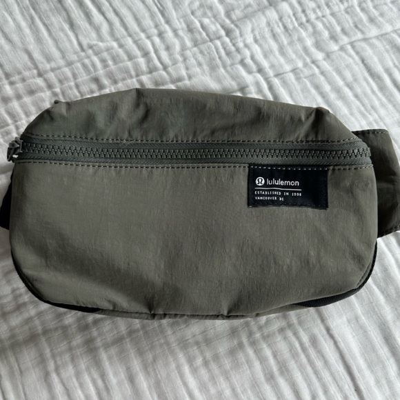 Lululemon Clean Lines belt bag fanny pack gray sage EUC - Picture 1 of 4